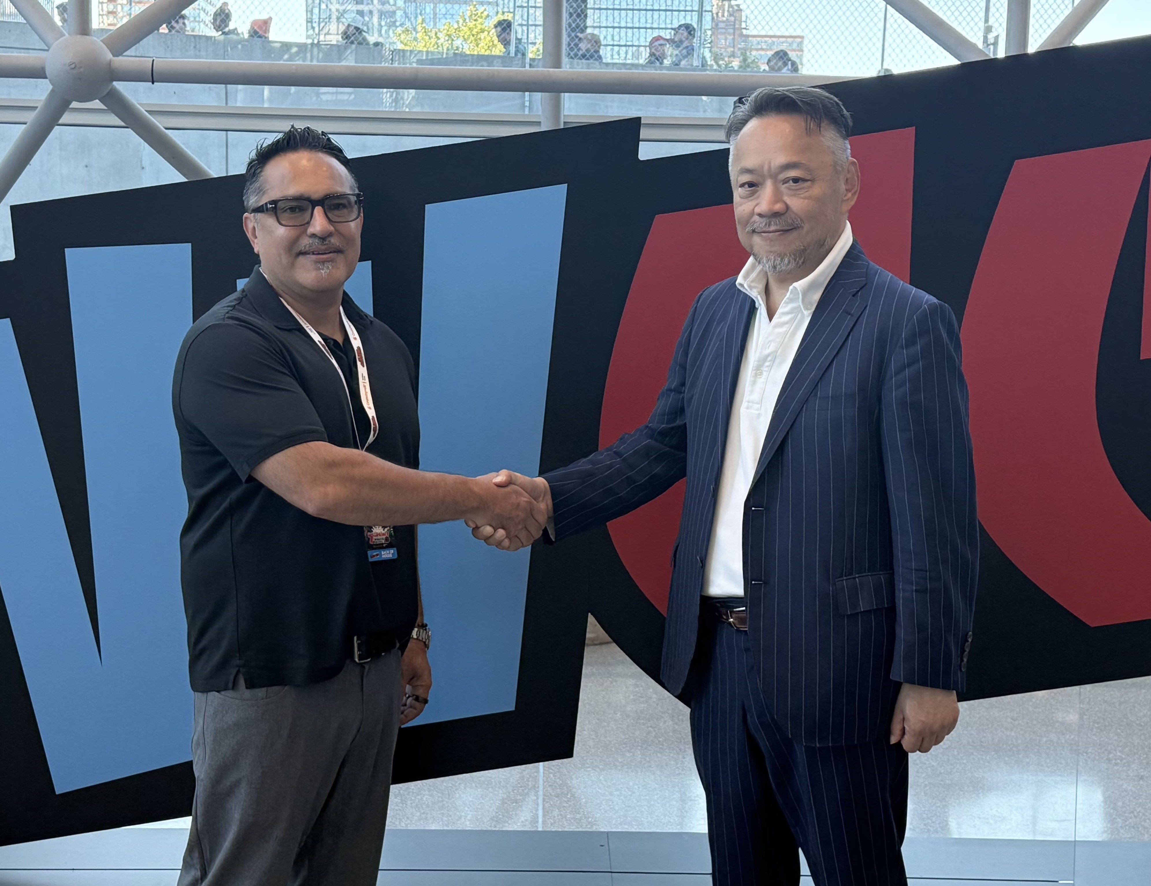 (左から)BoxLunch 上級副社長 Rick Vargas, MAG.NET 専務取締役 横沢隆