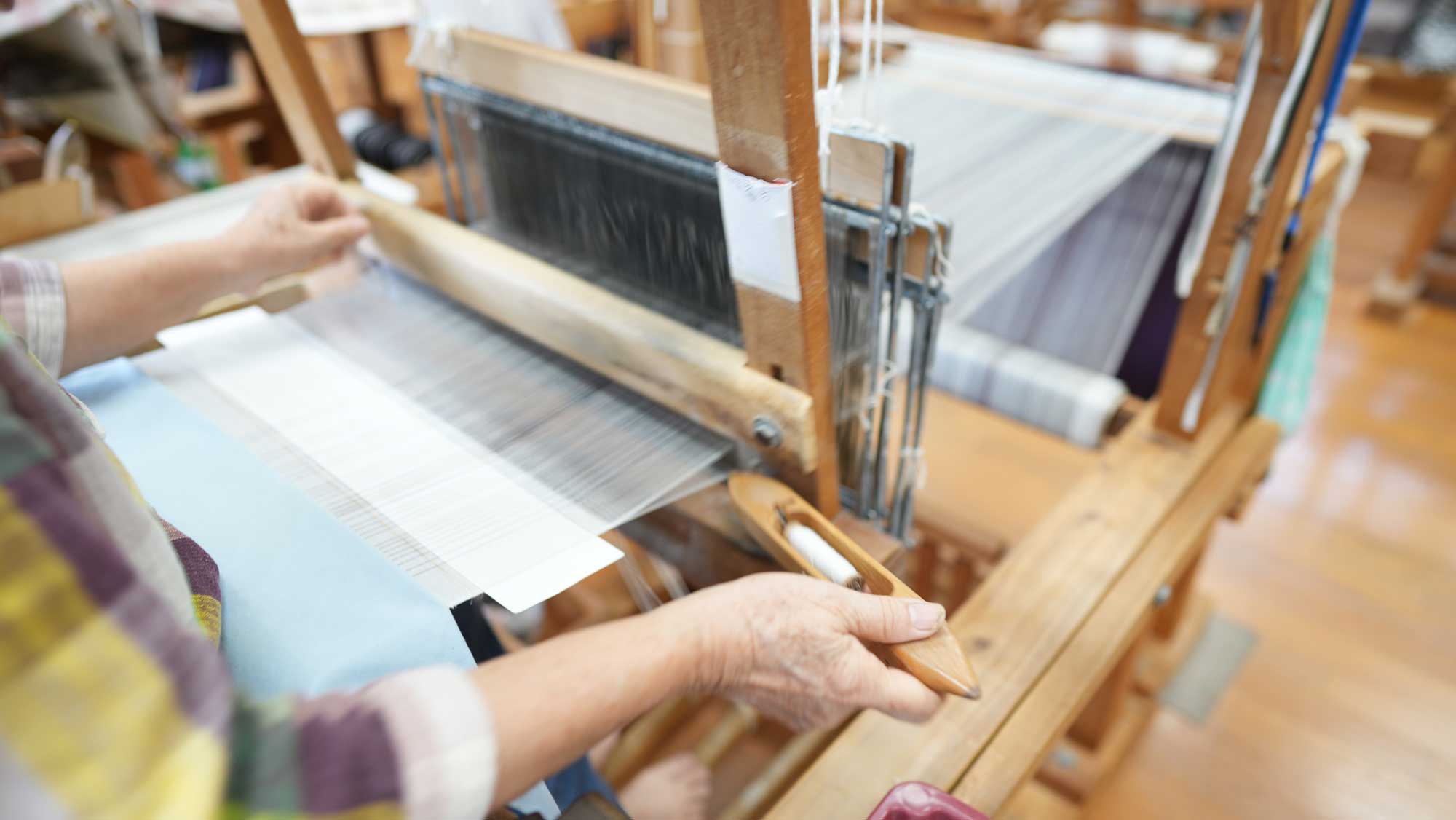 一人の織手が全ての工程を担う久米島紬(機織りの様子)