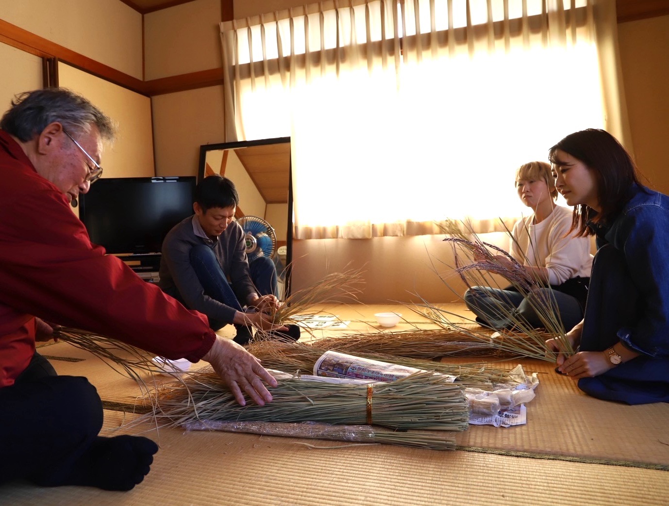 しめ縄の作り方の説明を受ける参加者