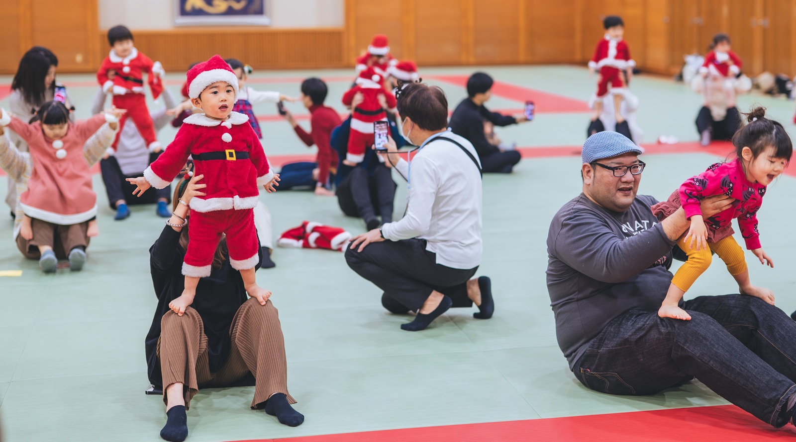 2024年12月開催時にプログラムに入る前に参加者で準備体操をする様子