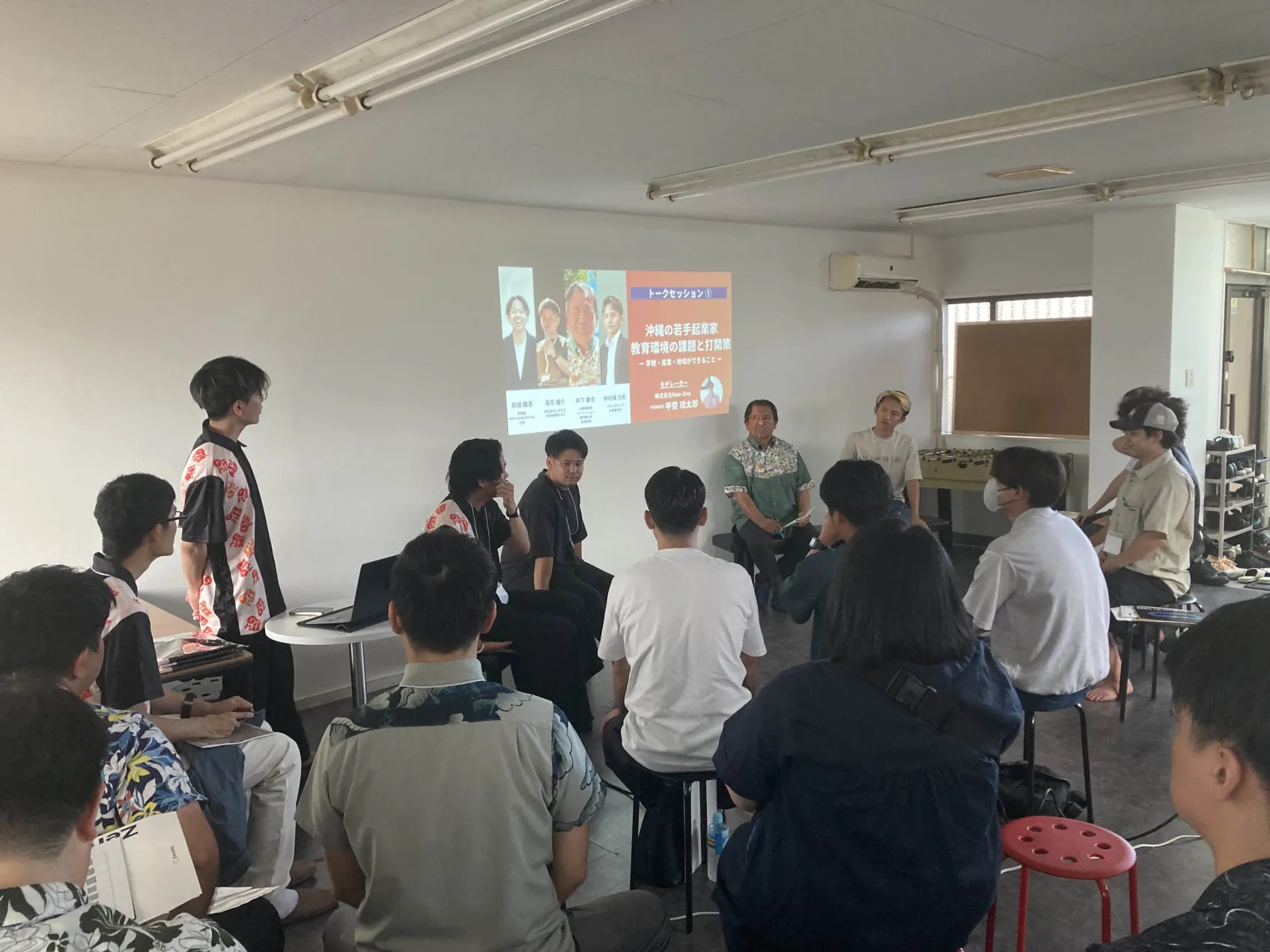 トークセッション「沖縄の若手起業家教育環境の課題と打開策 -学校・産業・地域ができること -」の様子