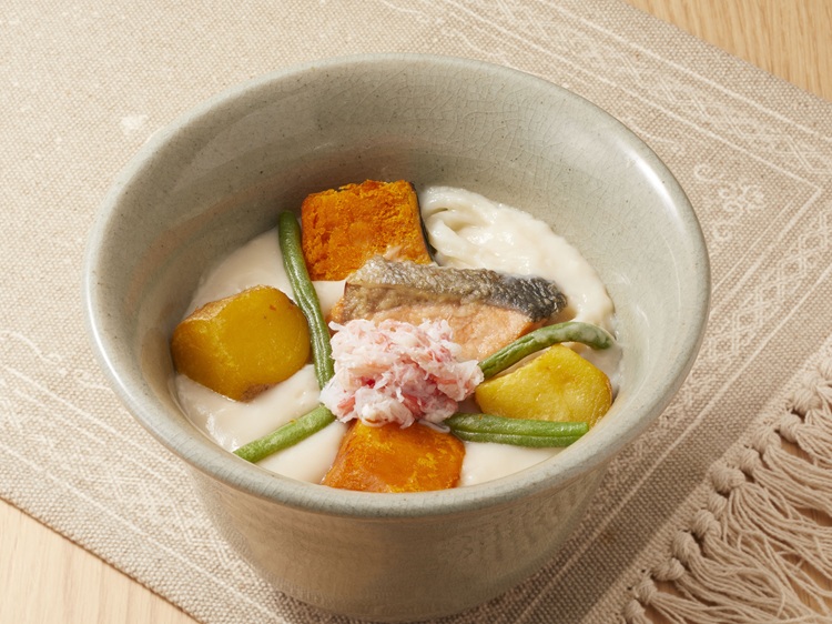 北海道産かにと秋鮭の野菜豆乳あんかけうどん