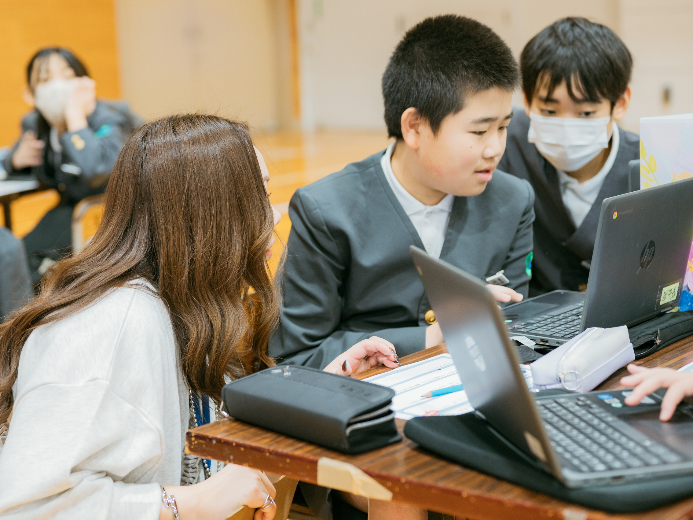 アスト社員と話し、深掘りをする児童の様子