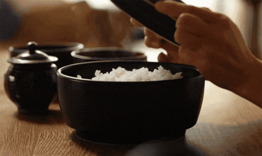 「使用方法は炊き立てご飯をIWANO おひつマニアにうつし入れ保存後、レンジで温めるだけ」