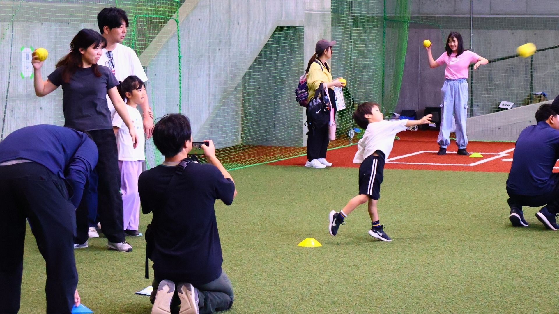 ボール投げの動作をアプリで撮影している様子