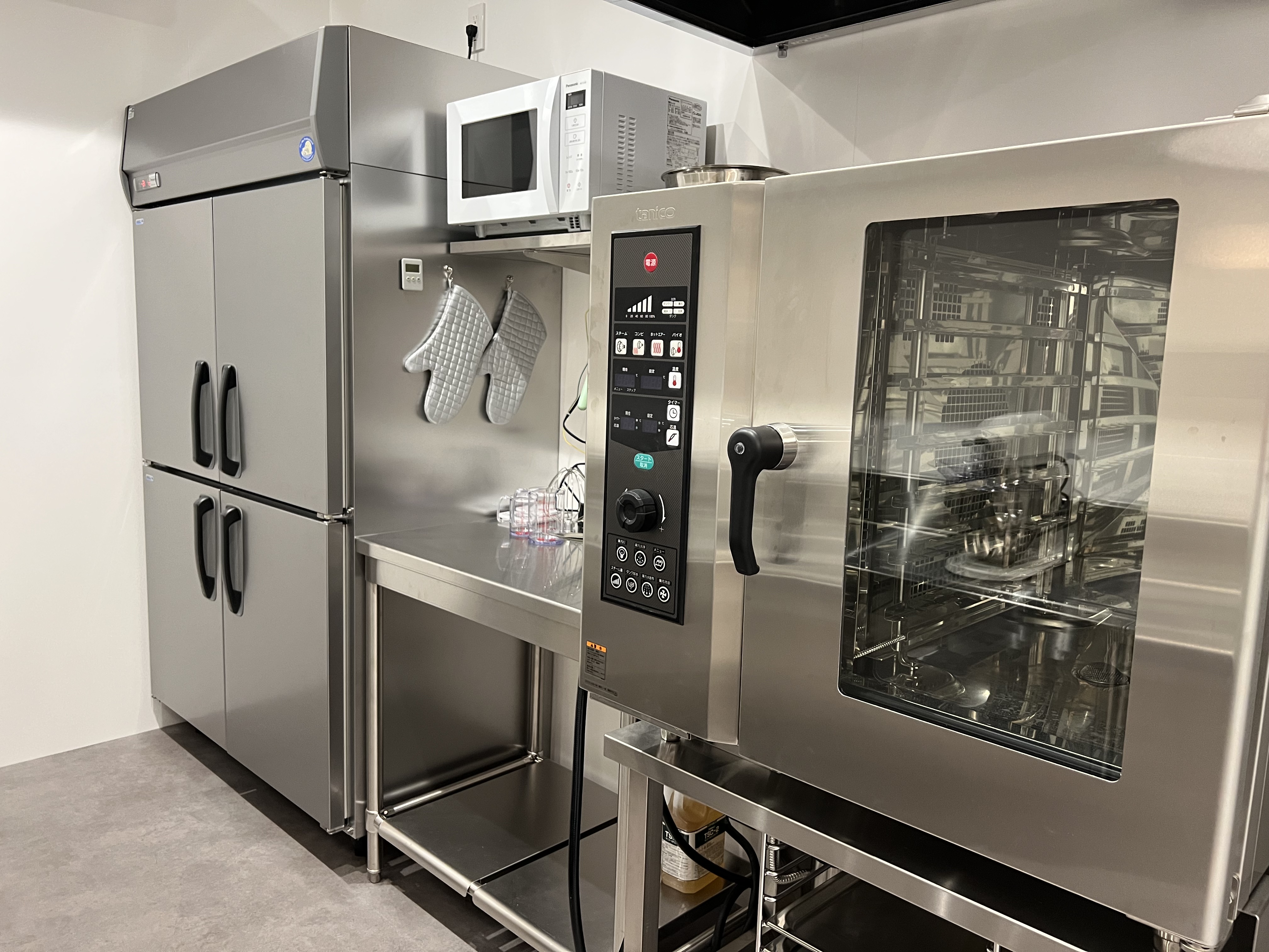 スチームコンベクションオーブン、業務用ミキサー、冷蔵ショーケースを設置。菓子製造に適したスペース