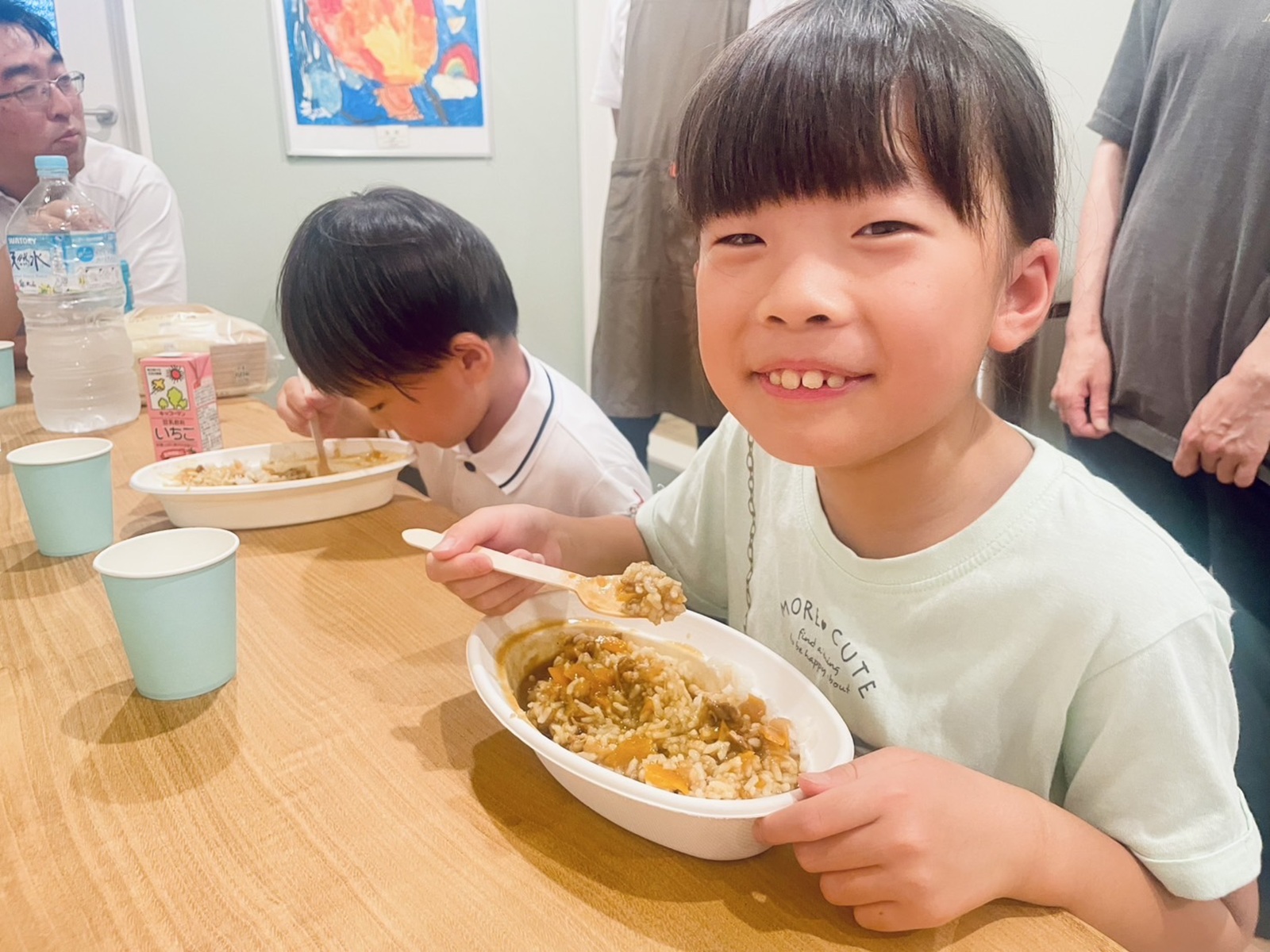ボランティアを行ったこども食堂でカレーを食べるこども達