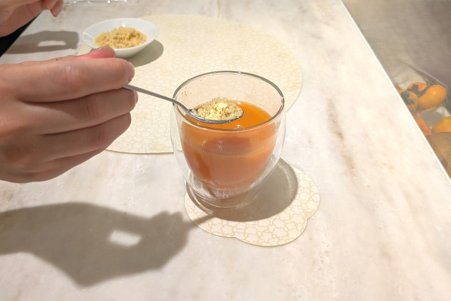 参加者⾃ら、ジュースにバナナチップパウダーを加えます。 初めての体験で、新鮮な味わい︕