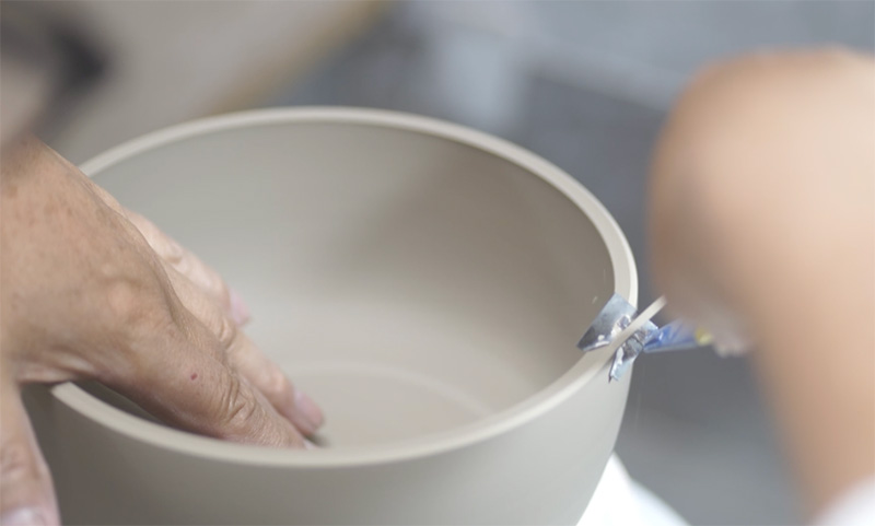 「手がけるのは萬古焼を焼き続けて37年の匠と キッチン用品のIWANO」