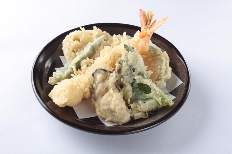 広島産牡蠣づくし天ぷら盛り合わせ 599円 (税込646円)