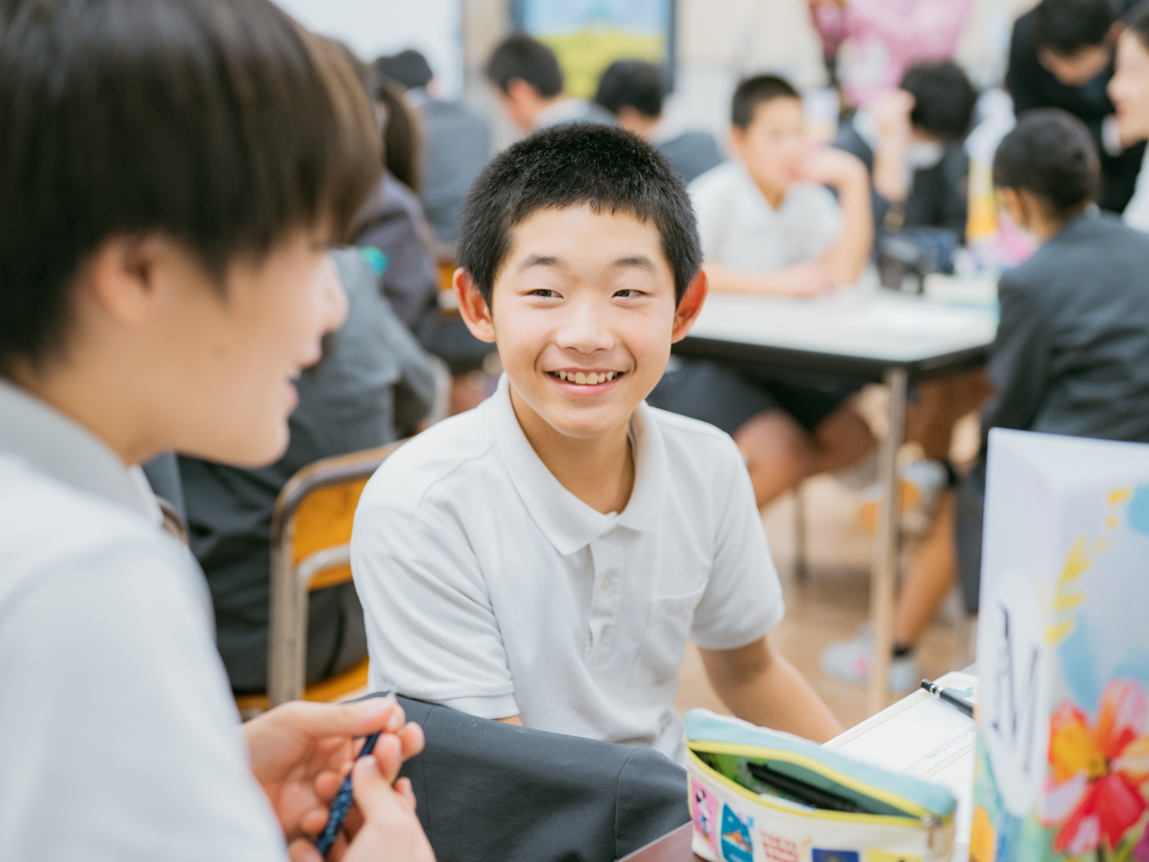 相手のいいところを発言する児童の様子