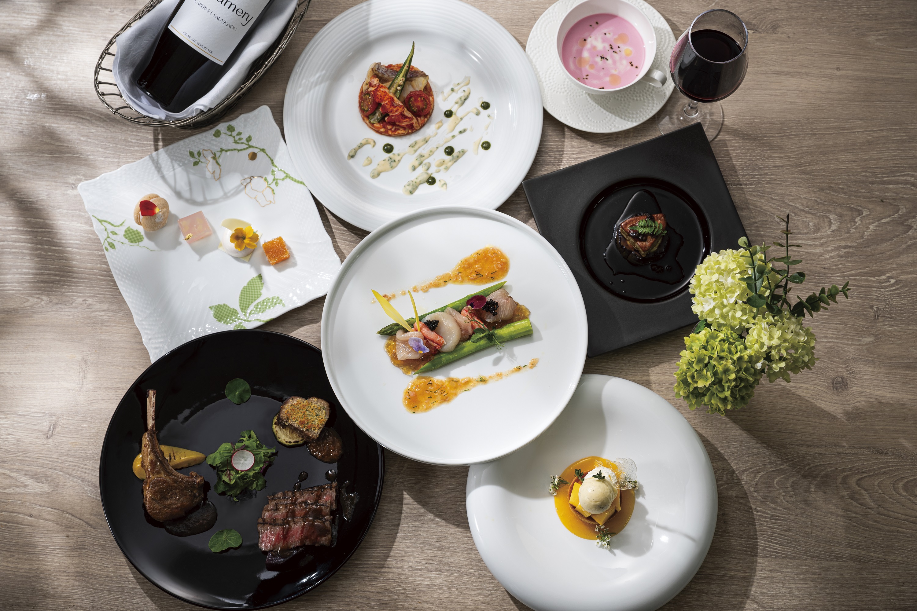 全7品のフルコースが味わえる「夏の摩天楼ディナー」