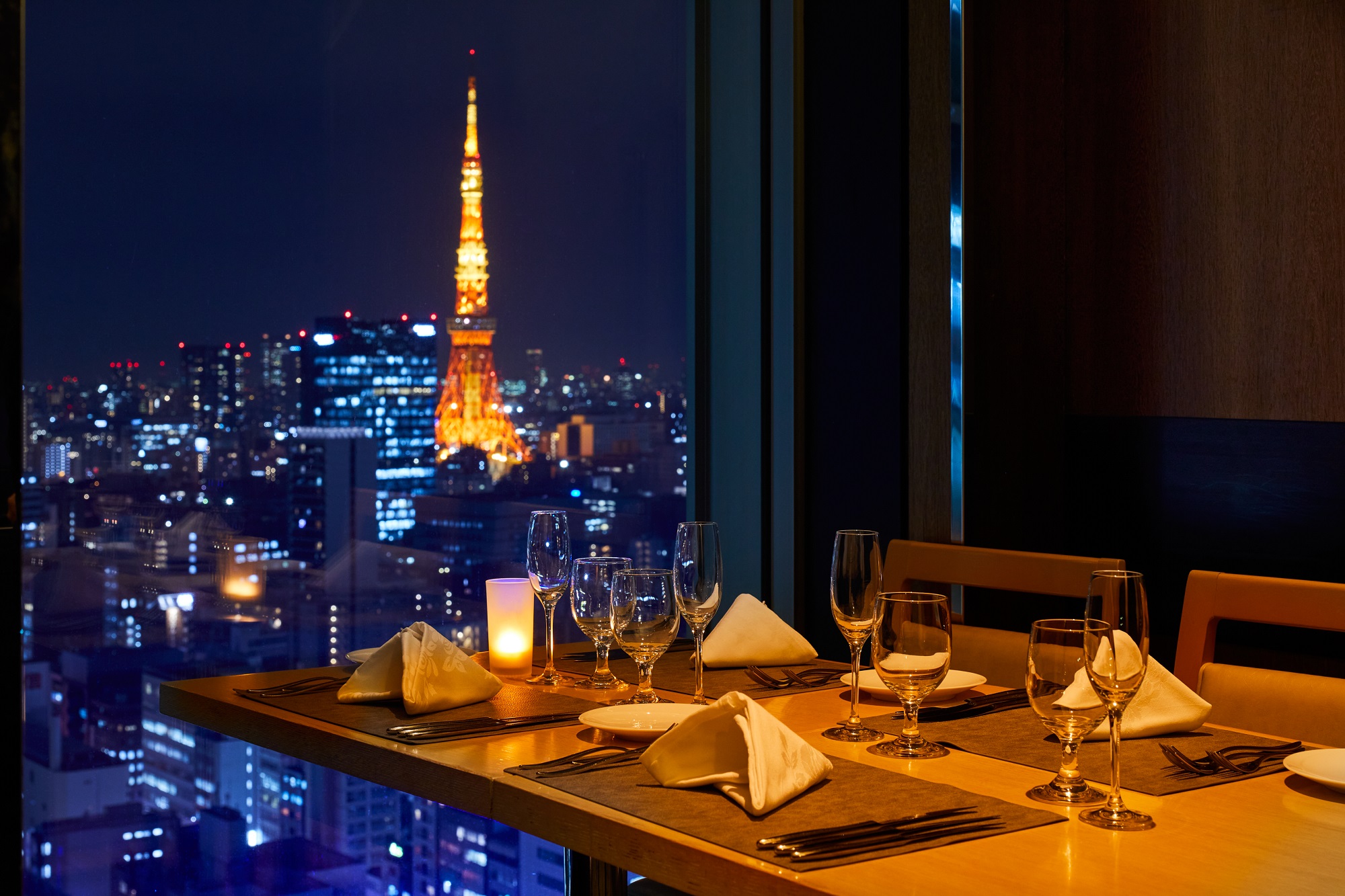 お盆休みのご親戚一同を会してのお食事会にも最適な、東京タワーが見える個室もございます。