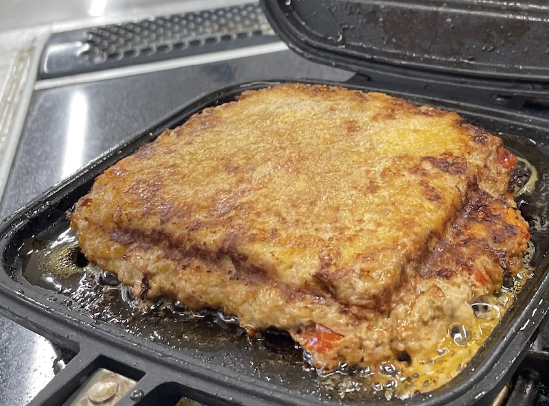 「保存食アルファ化米をこんがり調理するホットサンドメーカーの様子。いつものキッチンアイテムでフェーズフリー〝備えない防災〟」