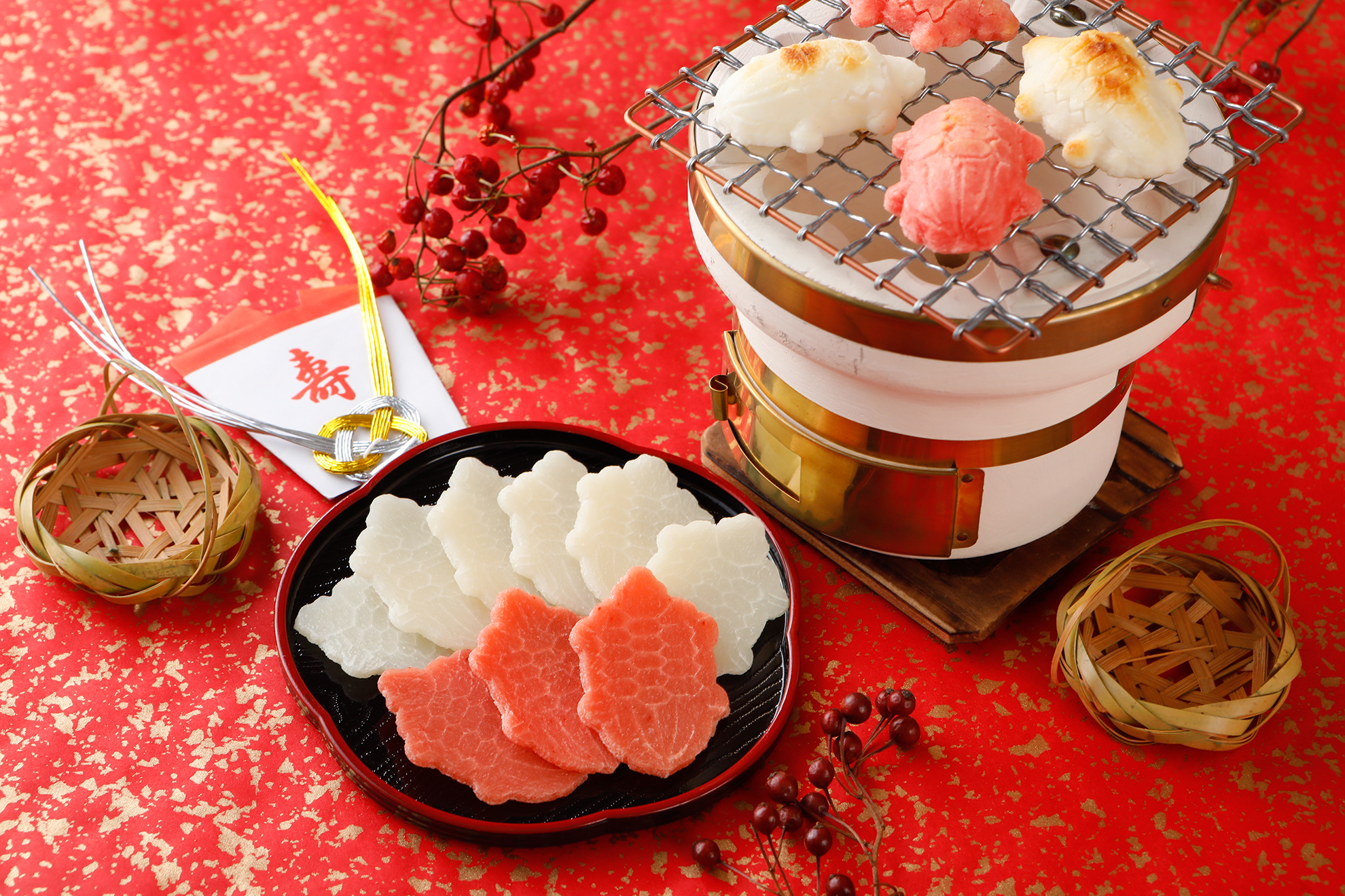 焼くと亀の形にぷくっとふくらむ可愛いお餅「紅白亀甲餅(8枚入り)」価格:1,100円(税別)