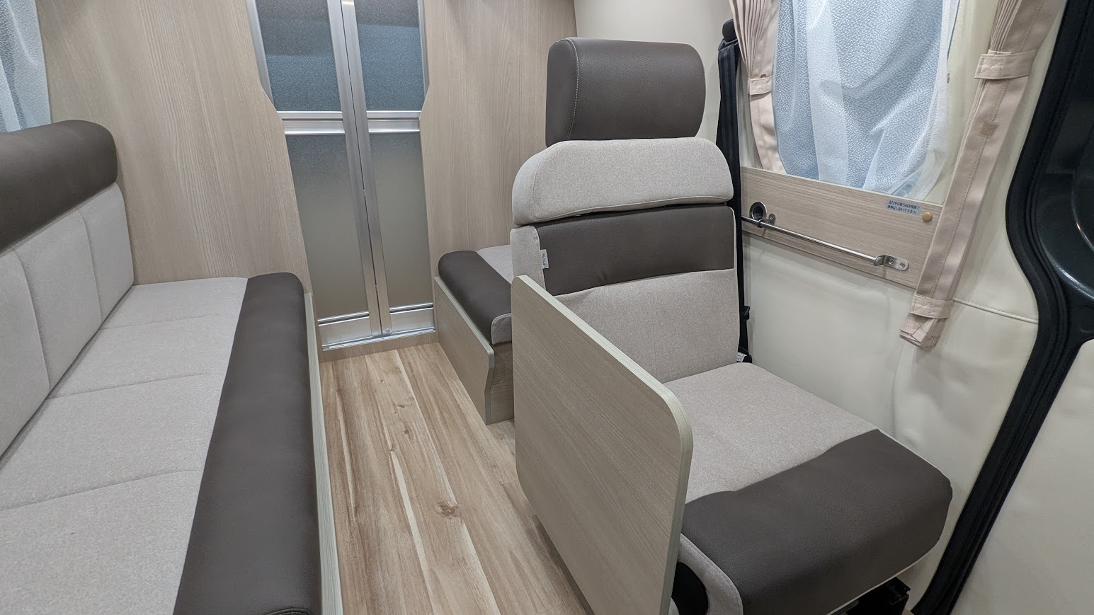 クラフトキャンパーブリランテの内装