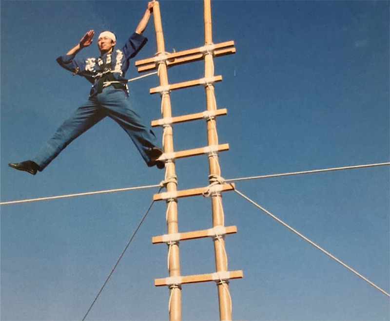 「考案したのは元消防士。 いつものおいしいを、いざというときの安心に。 (写真:消防士時代のユニバーサル物産 代表 林)」