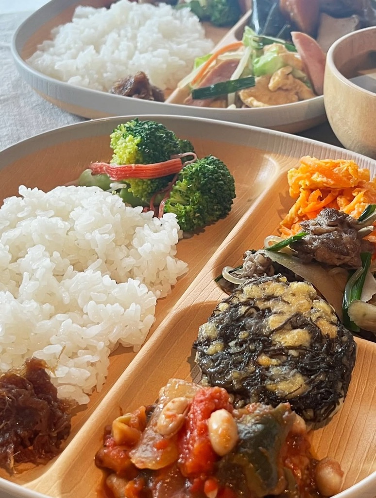 お惣菜数種とご飯、お出汁(沖縄そばのスープ)がついた日替わり定食(1,200円・税込)