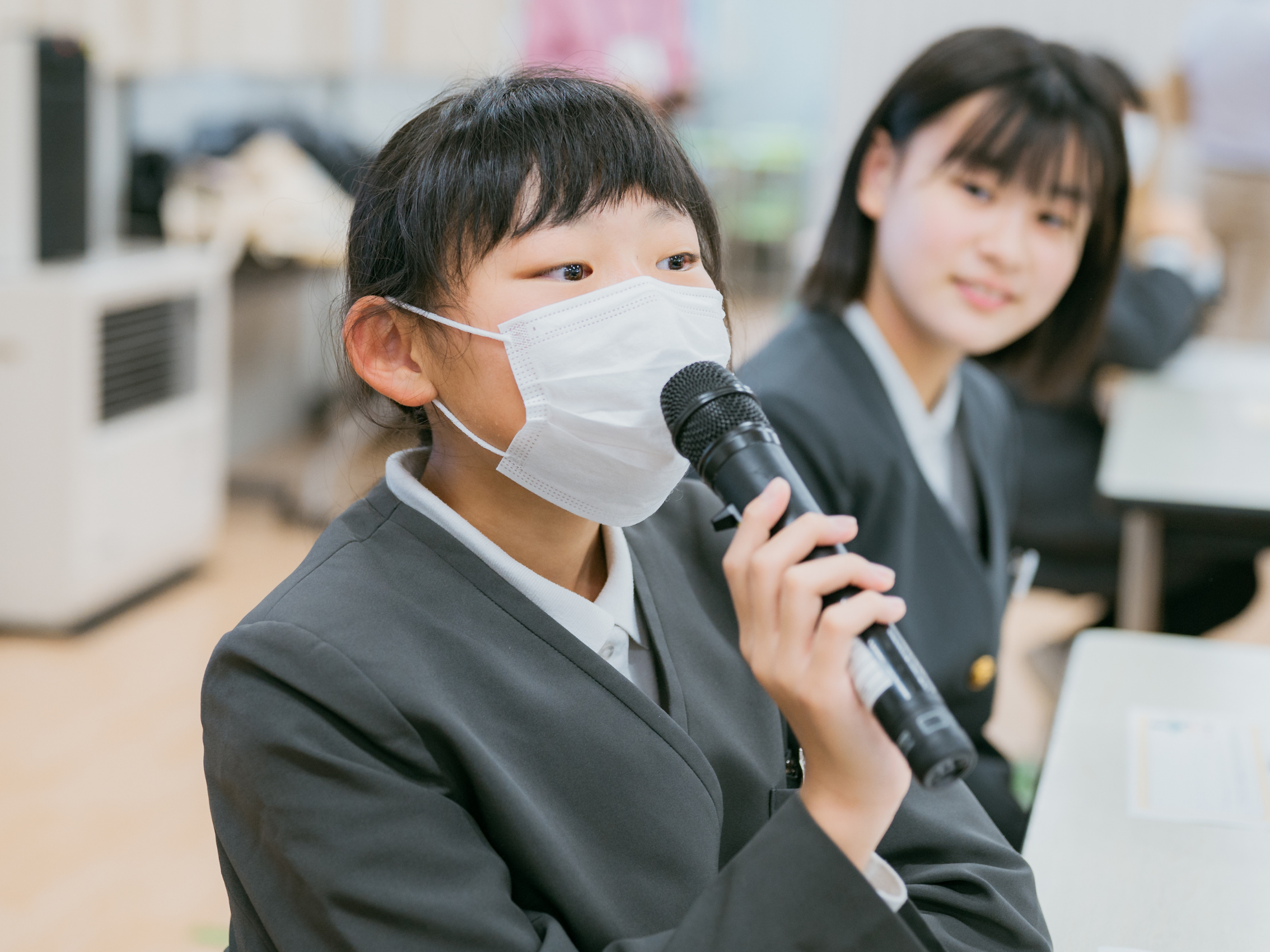 クラスメイトの強みを発表する児童の様子