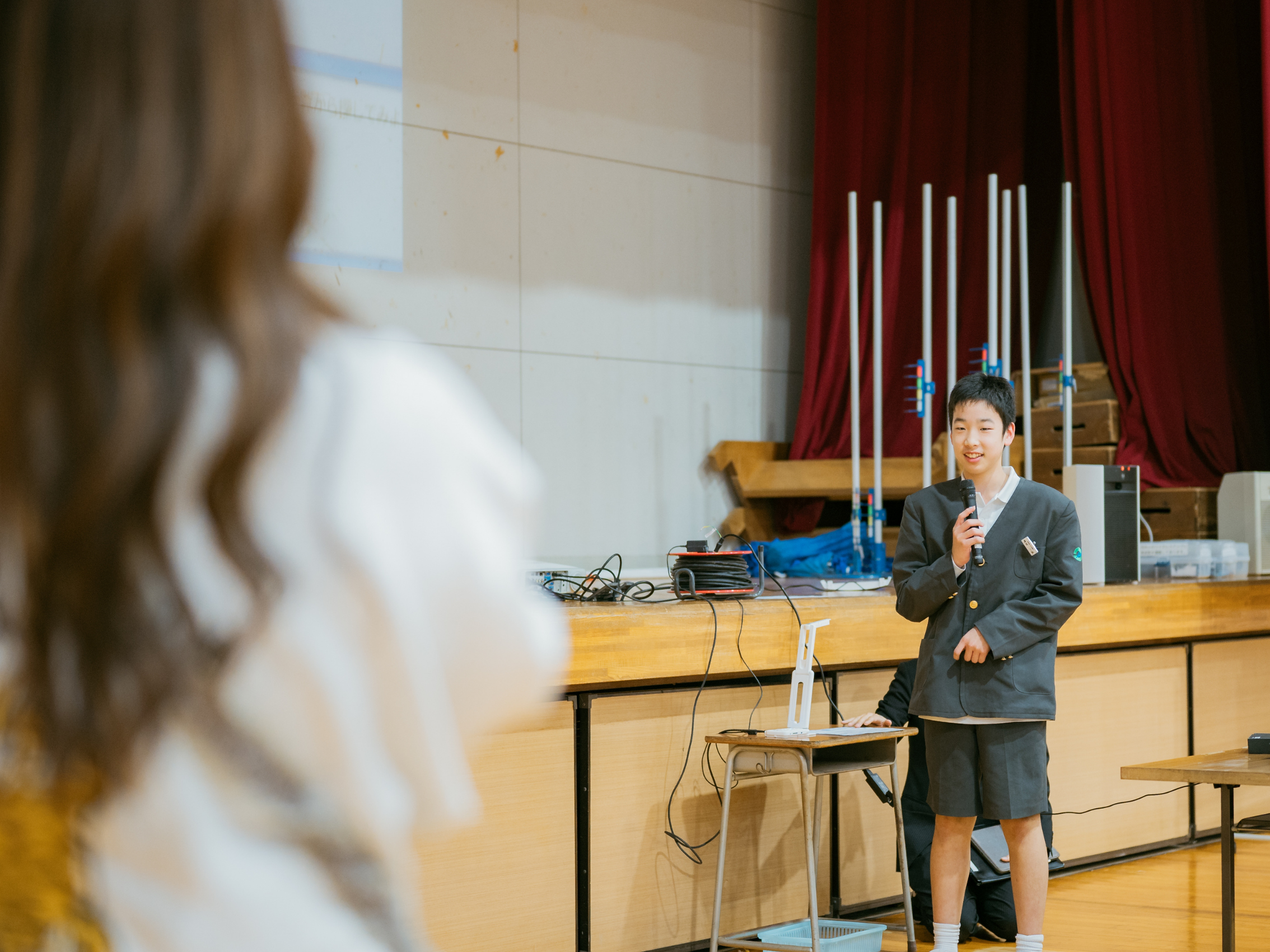 フィードバックを聞く児童の様子