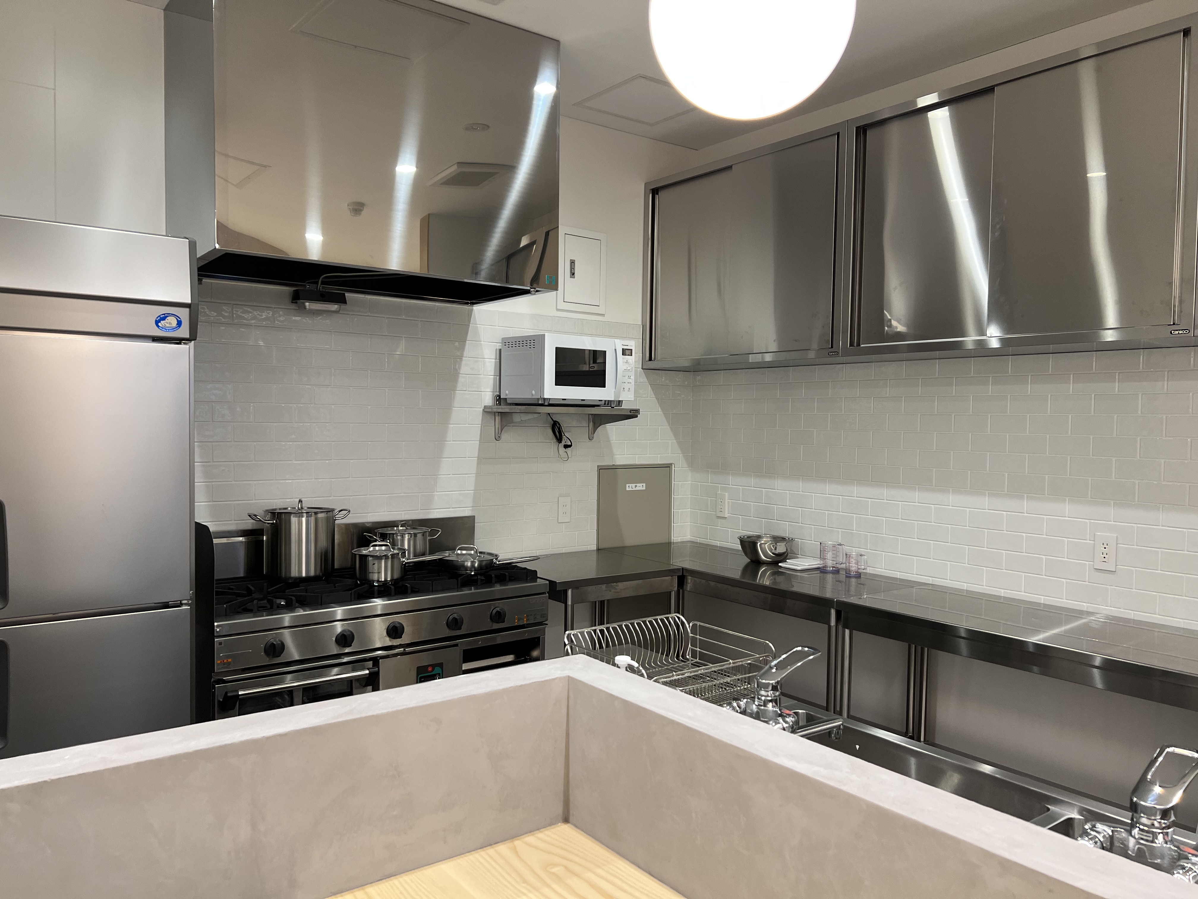 5口ガステーブルの下にコンベクションオーブンを設置。多目的に対応できるキッチンスペース