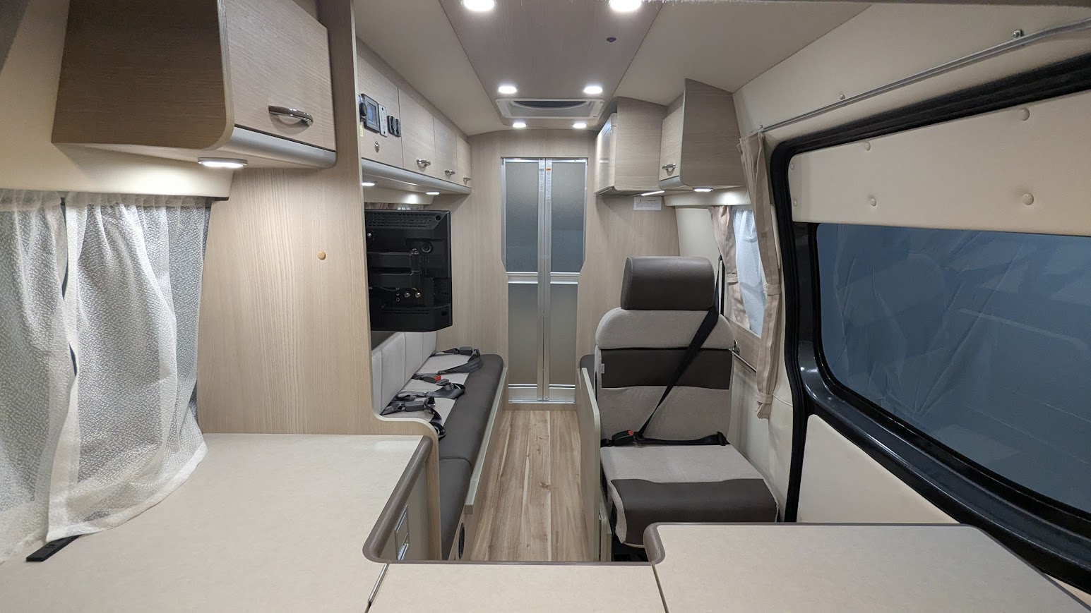 クラフトキャンパーブリランテの内装