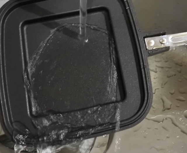 「プレートに凹凸がないため拭き取りやすく、水で 洗う際は少ない水で洗えます。」