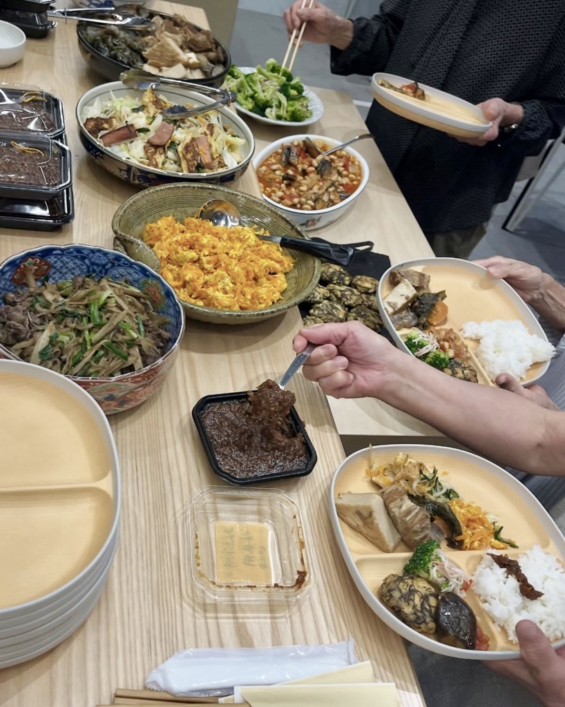 沖縄のお惣菜が並びます。「あんだんすー(油みそ)」はご飯のおともにもぴったり!