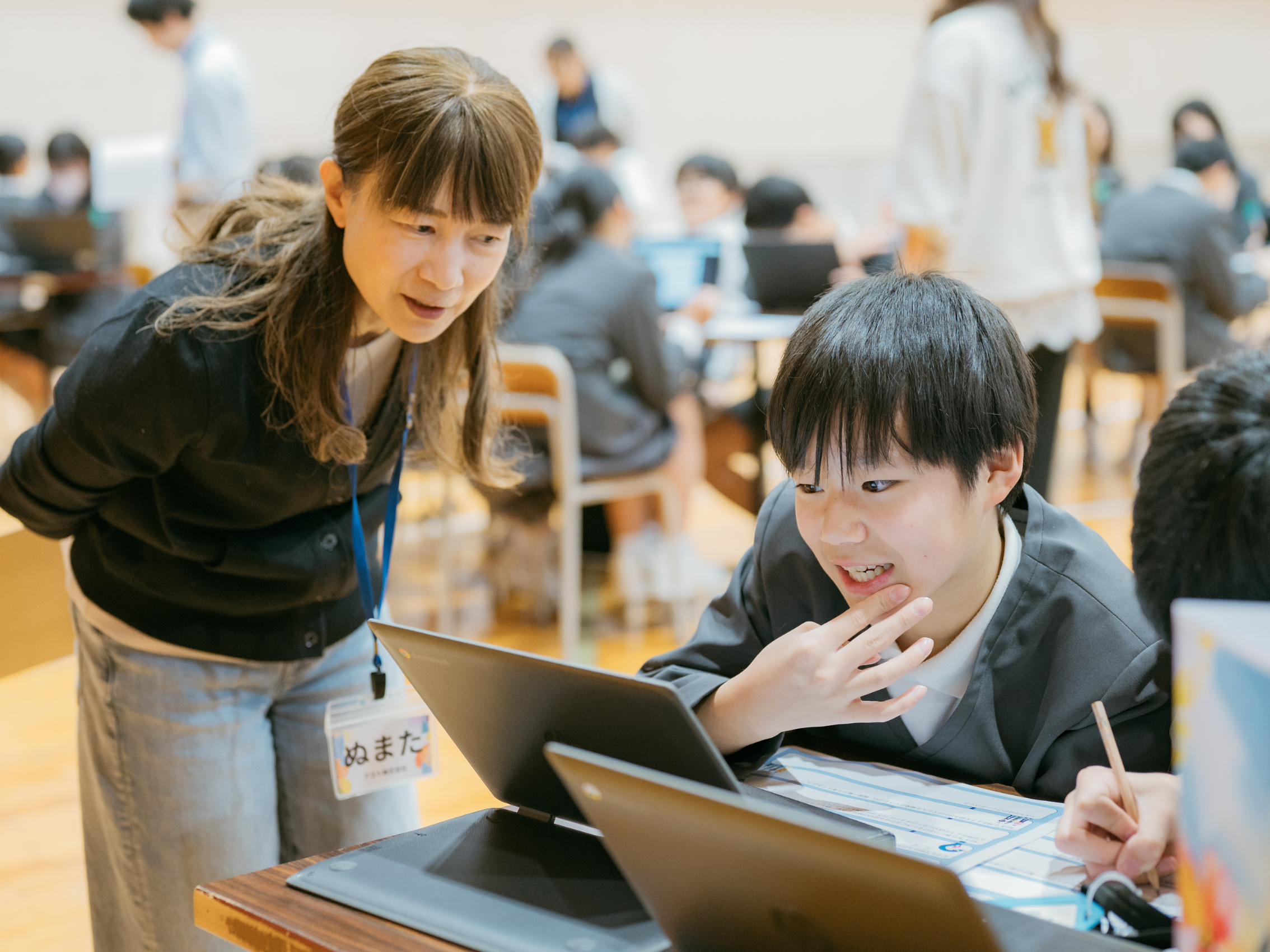 どんな職業に繋がるのか考える児童の様子