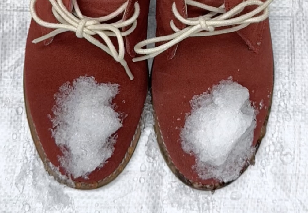 「実験:画像右側のブーツだけ防水スプレーをし噴霧し、かき氷の擬似雪をのせました。」