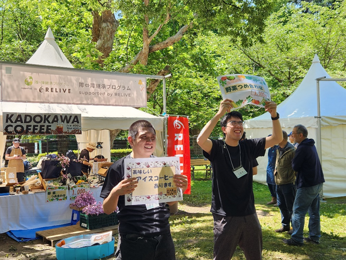 お客さんに向けて元気よく宣伝するエフピコダックスの障がいのあるスタッフたち 9be851819f8b49e31750038253.png