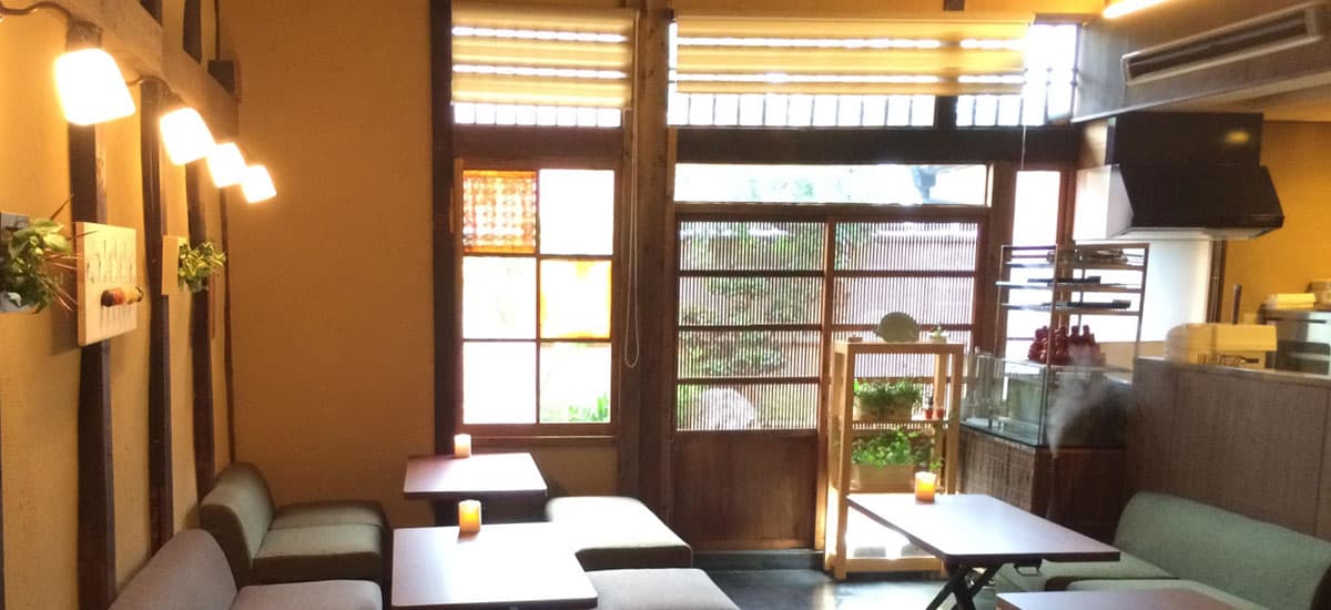 ゆったりとくつろぎのひと時をお楽しみいただけるよう座り心地の良いソファをレイアウト