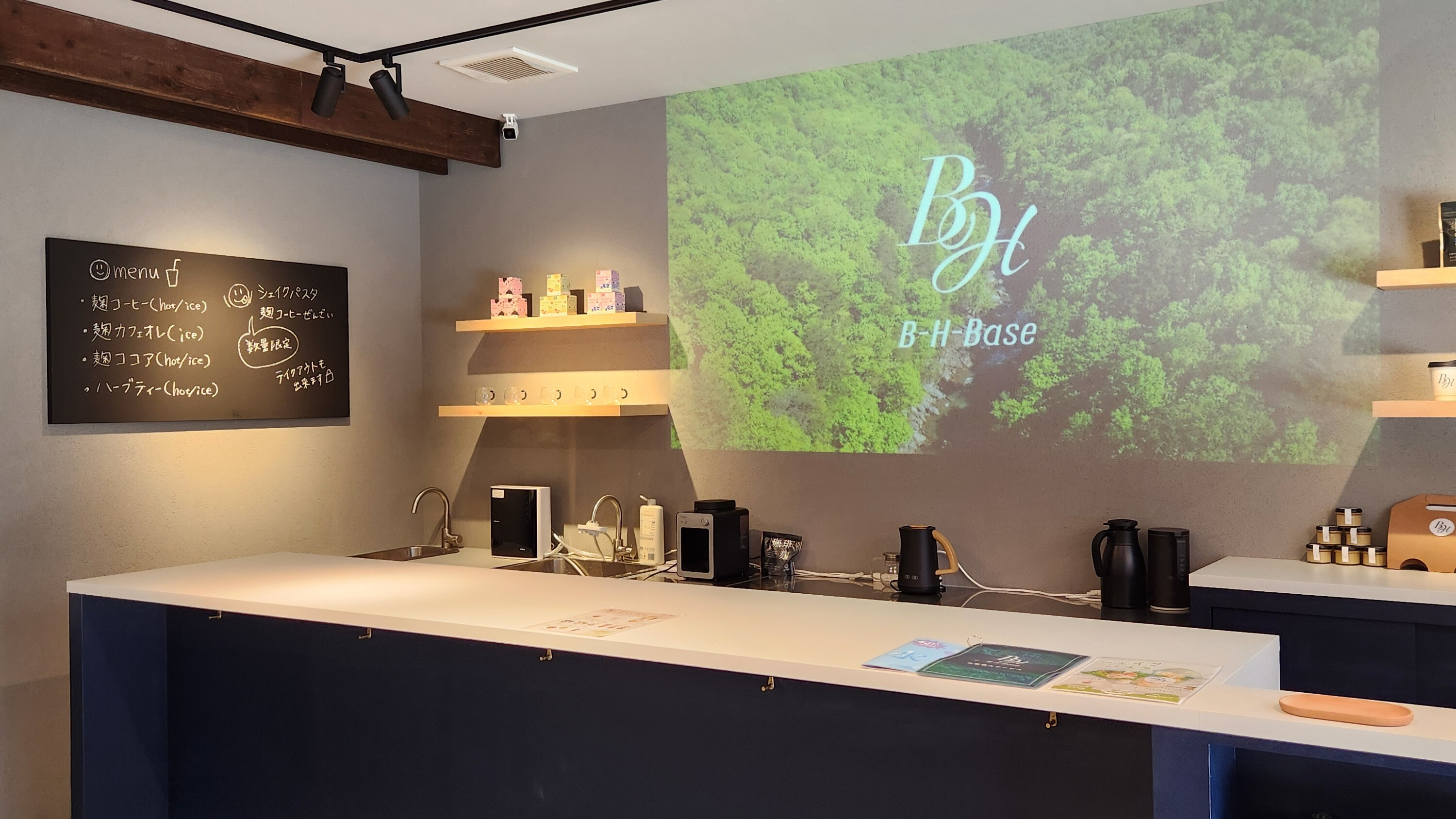 大阪市福島区_美容と健康雑貨&スタンドカフェB-H-Base(ビーエイチベース)_内装