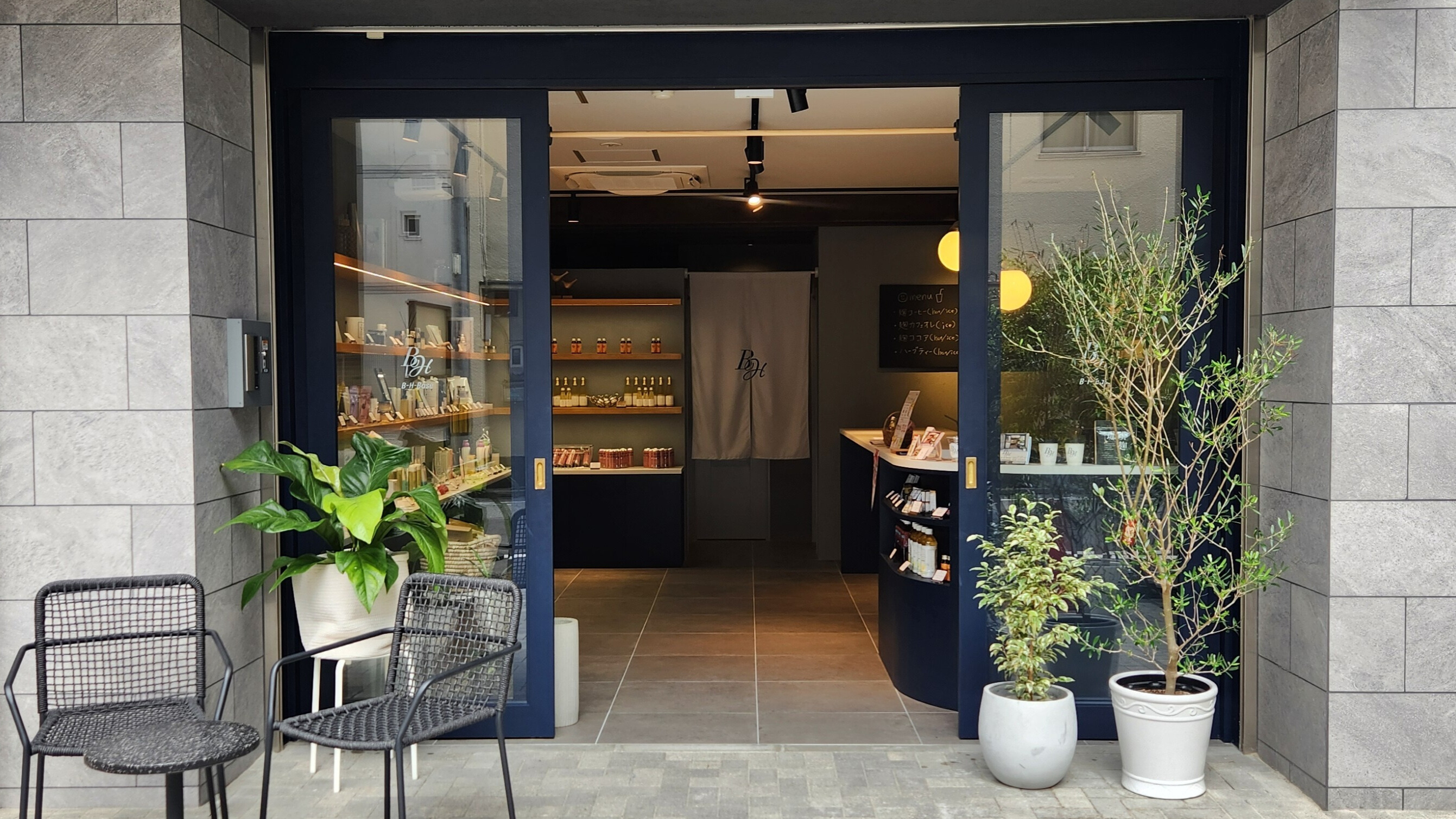 大阪市福島区_美容と健康雑貨&スタンドカフェB-H-Base(ビーエイチベース)_外観