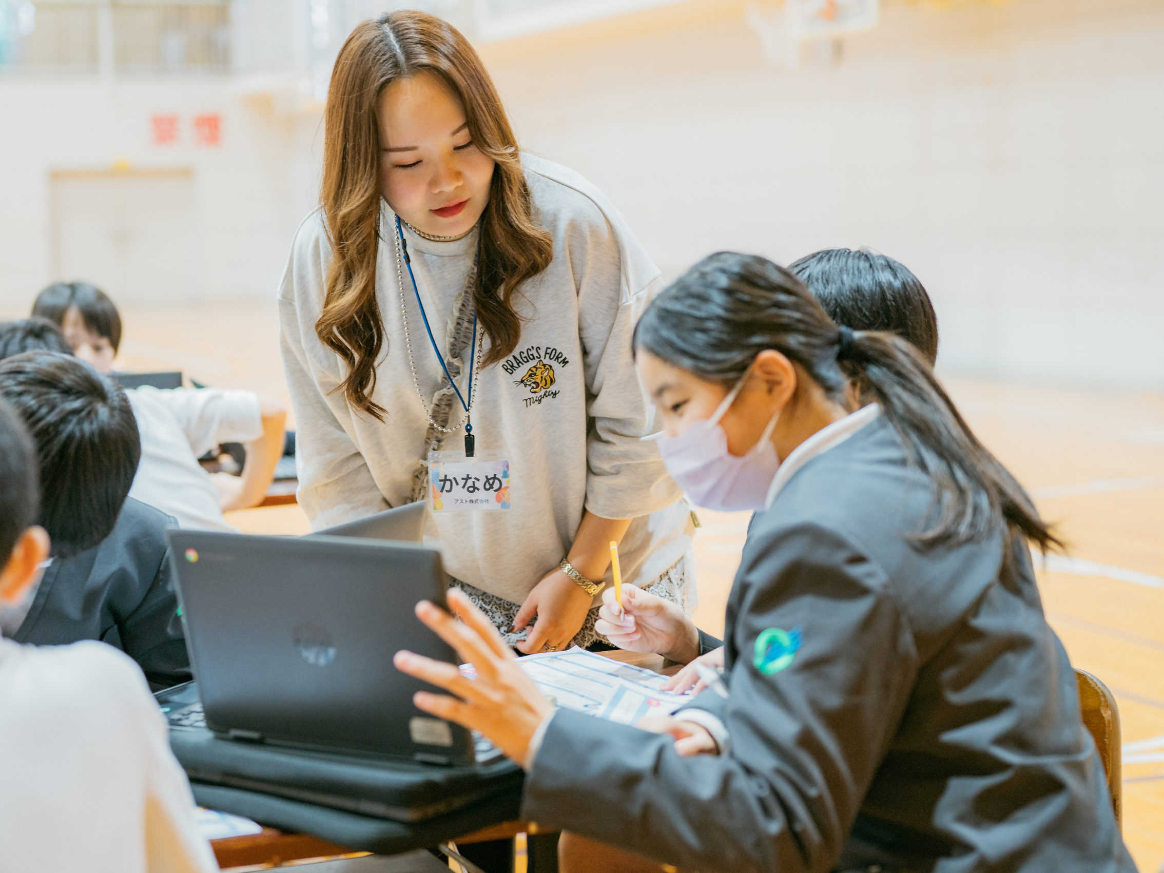 アスト社員からアドバイスをもらう児童の様子