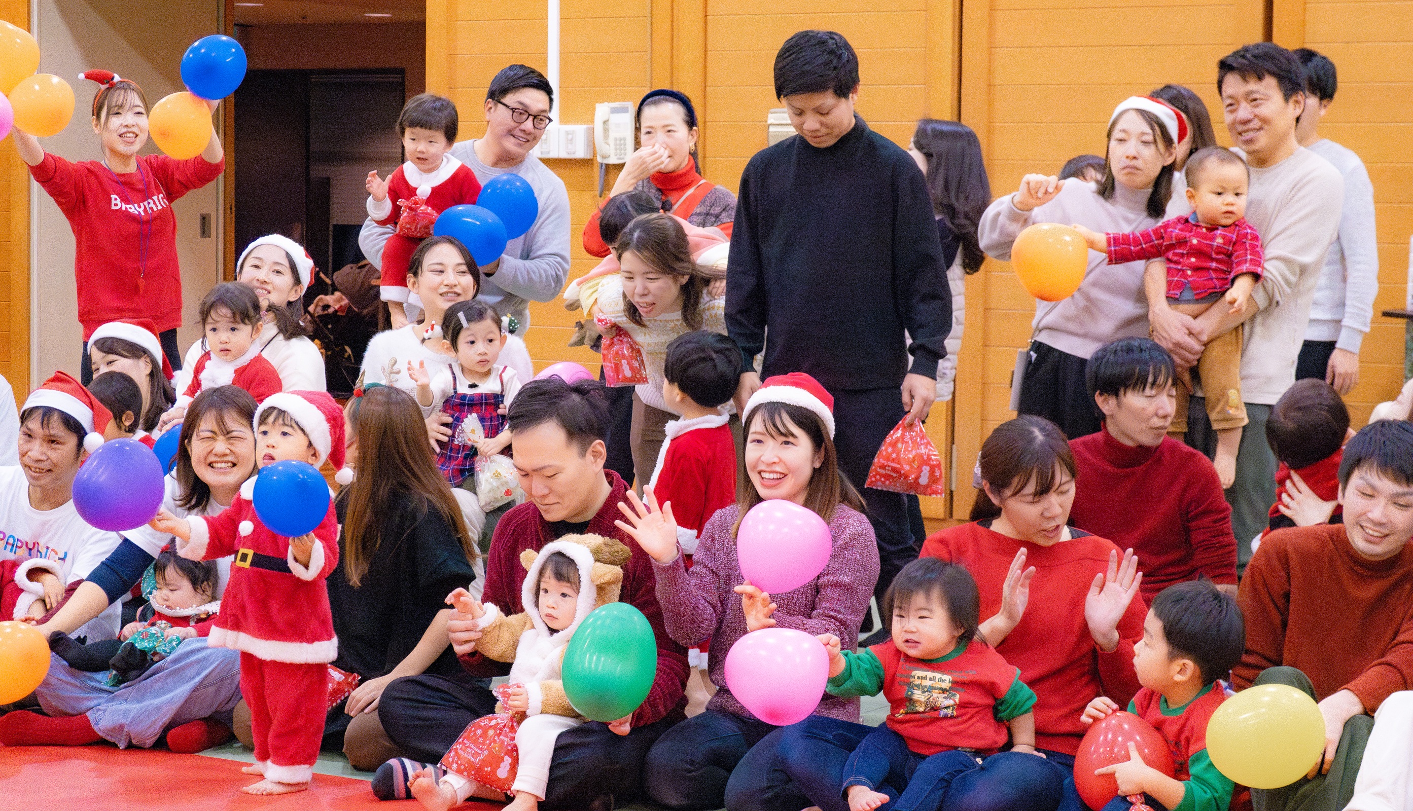 クリスマスの仮装をして集合写真を撮る2024年12月開催時の参加者