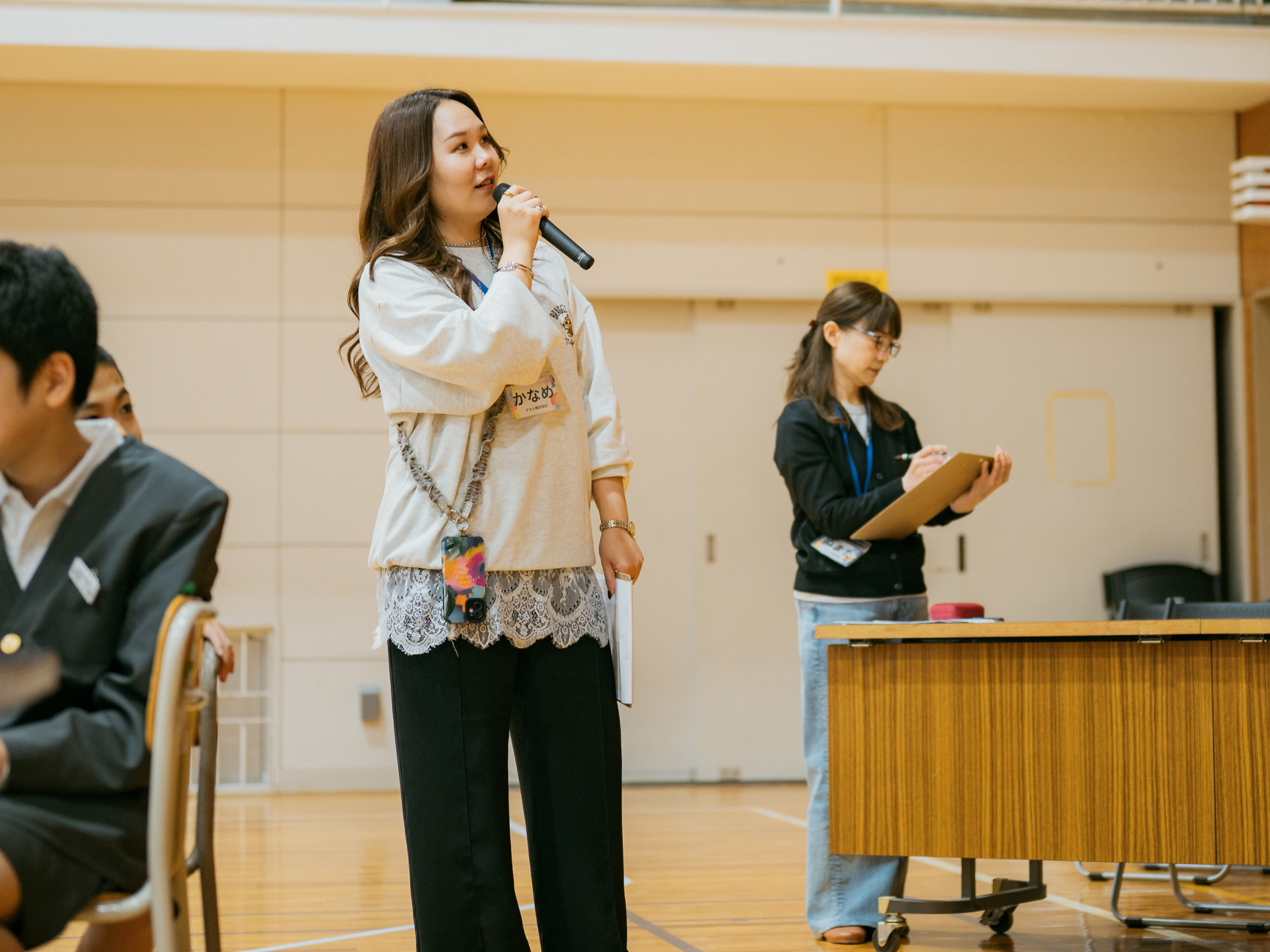 発表に対するフィードバックを行うアスト社員