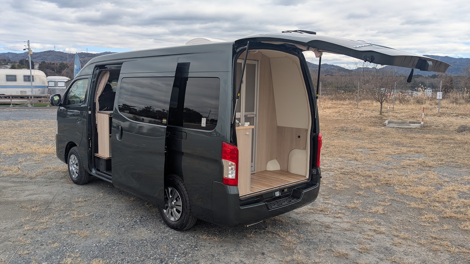 クラフトキャンパーブリランテの後部マルチルーム