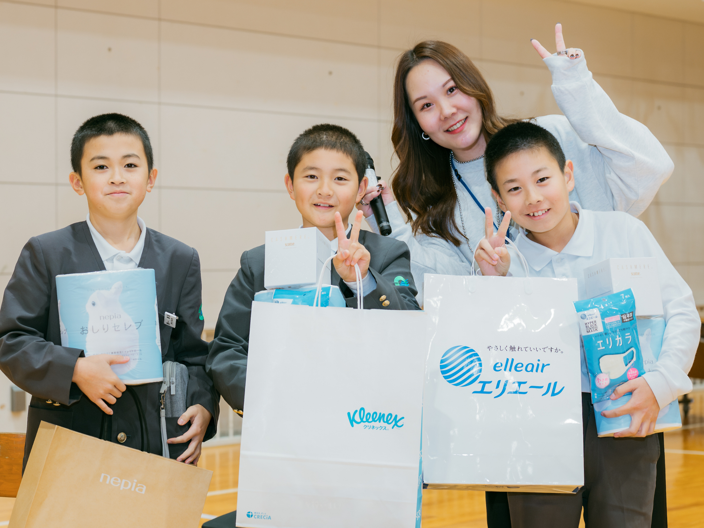 お土産を受け取る児童の様子