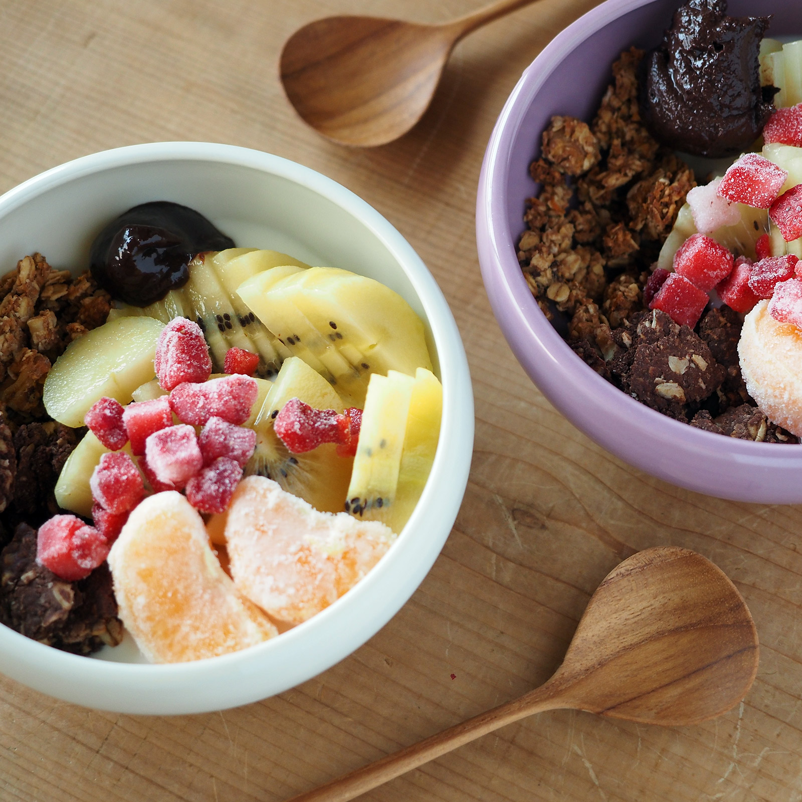 たべやすい器とAMANEの木製カトラリー Photo by Mio Hishinuma