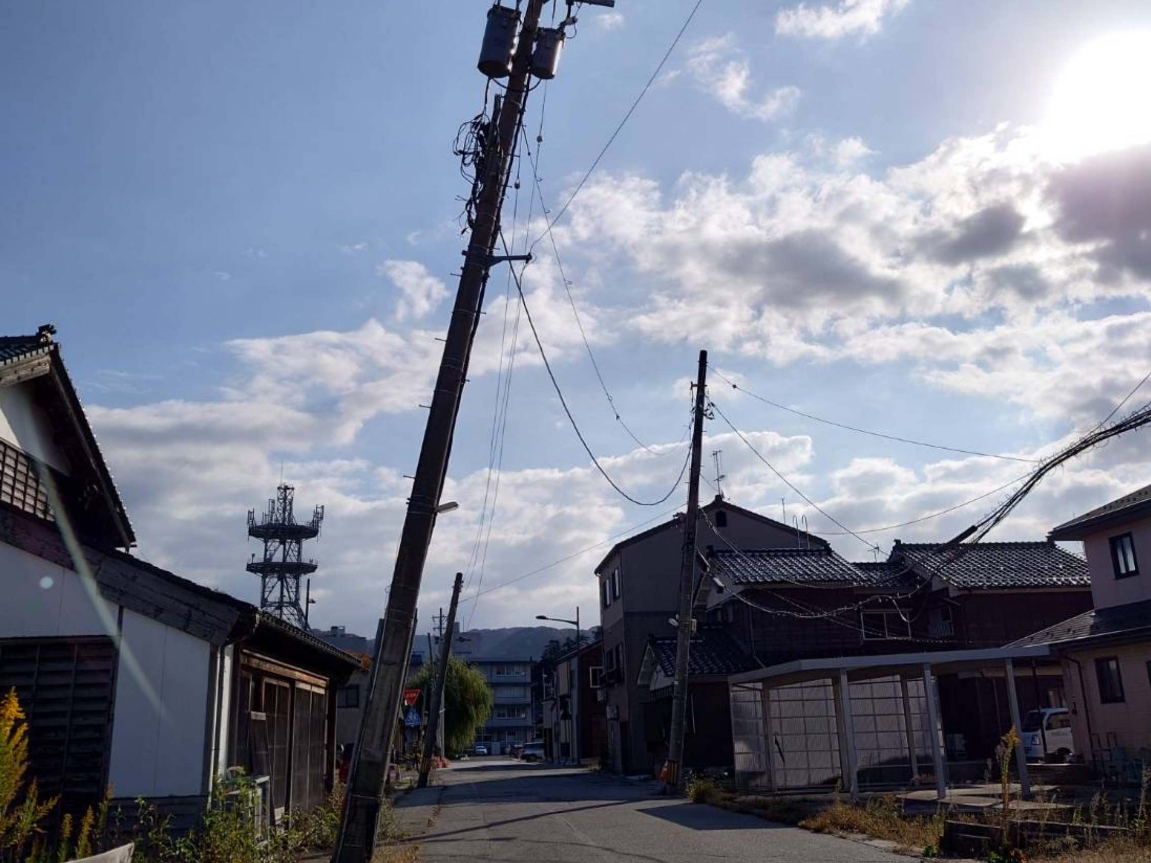 輪島市の電柱が傾いたままの様子
