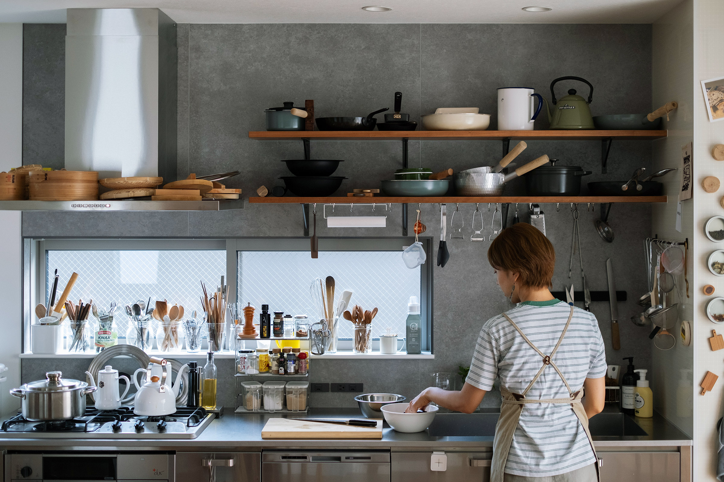 キッチンに立つ菱沼未央さん