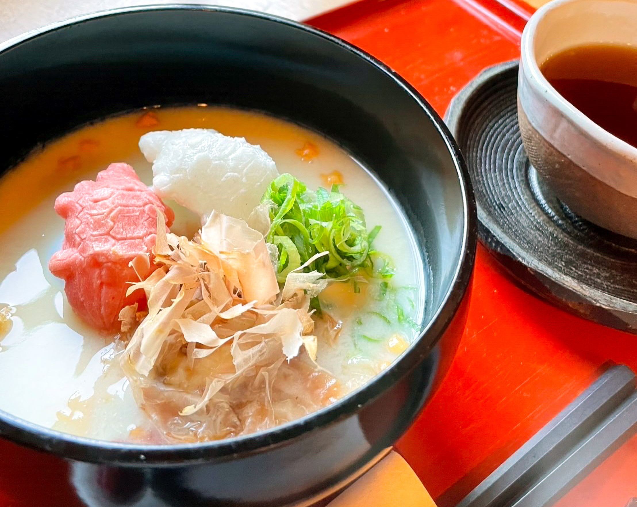 冬季限定の新メニュー 『福を呼ぶ紅白亀甲餅の白味噌雑煮』