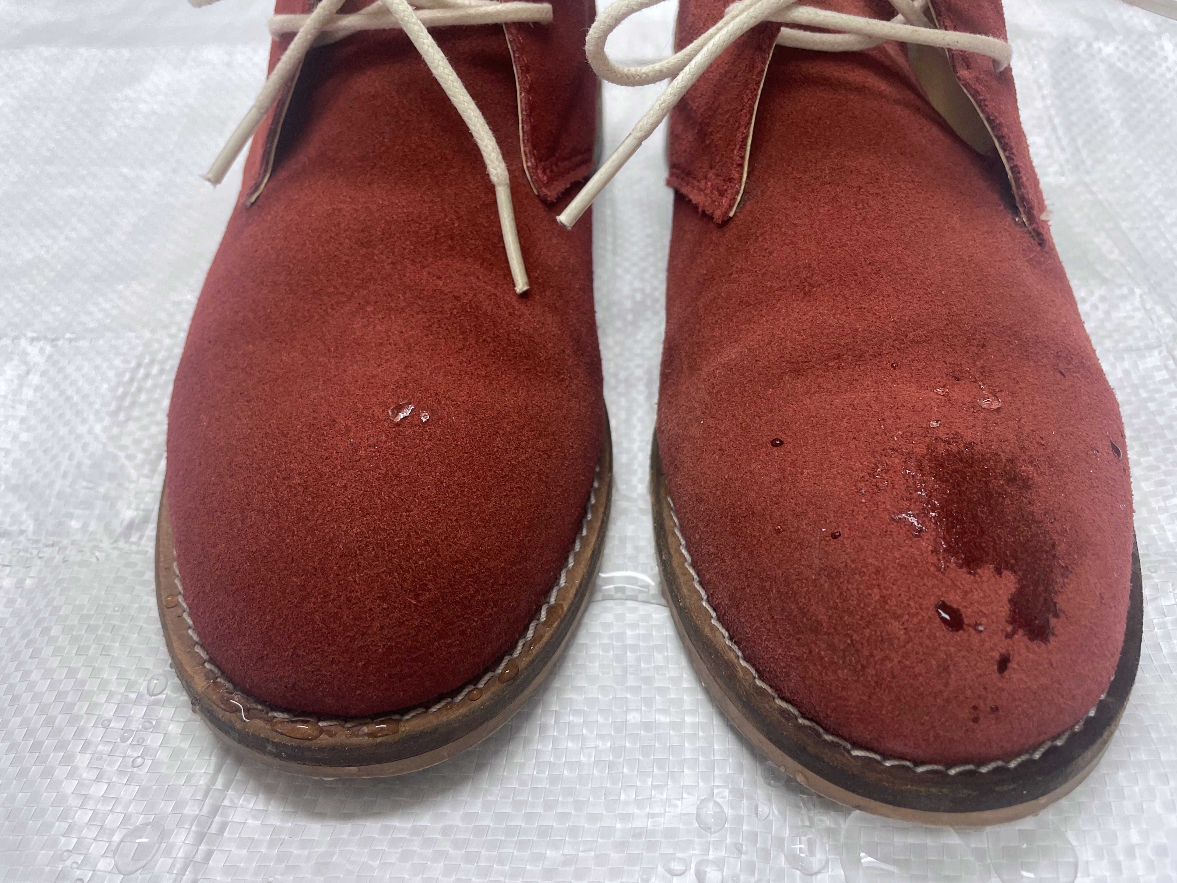 「実験:約30分後、防水スプレーをしていないブーツだけ 濡れて水染みが発生。防水スプレーで濡れ冷えを防いで防寒対策にも」