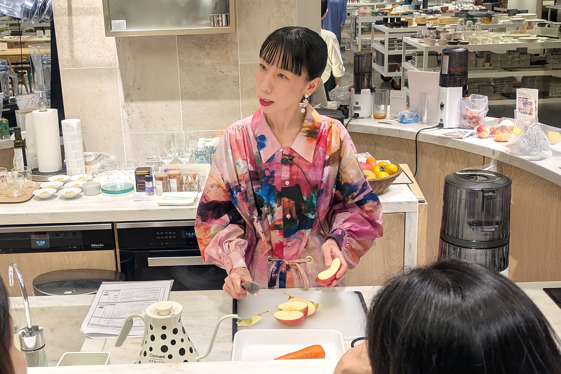 「りんごは⽪を剥いて⾷べがちですが、⽪にこそポリフェノール などの栄養素が豊富。⽪をむかずにジュースにしましょう。」