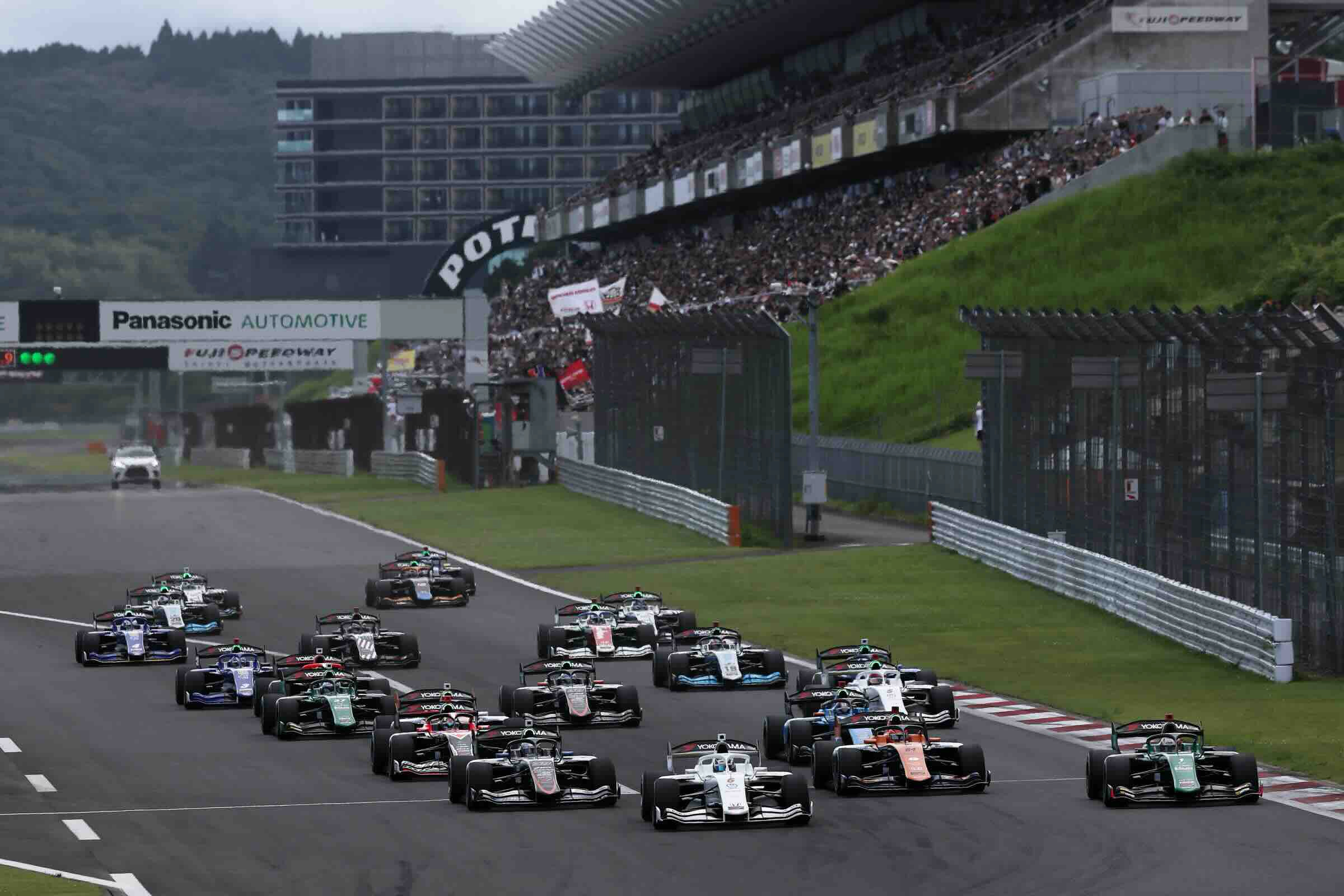 <写真:2025 SUPER FORMULA 第7戦 富⼠⼤会 決勝レース(スタートシーン)>