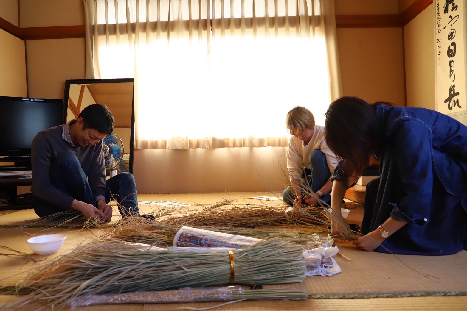 思い思いのしめ縄作りに専念