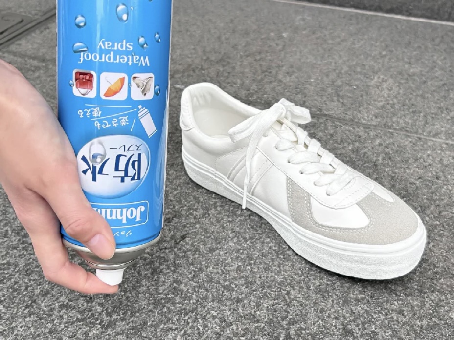 「スプレー缶を逆さにしても使えるから噴霧しやすく、 素材にやさしいシリコンフリーで冬アイテムも安心。」