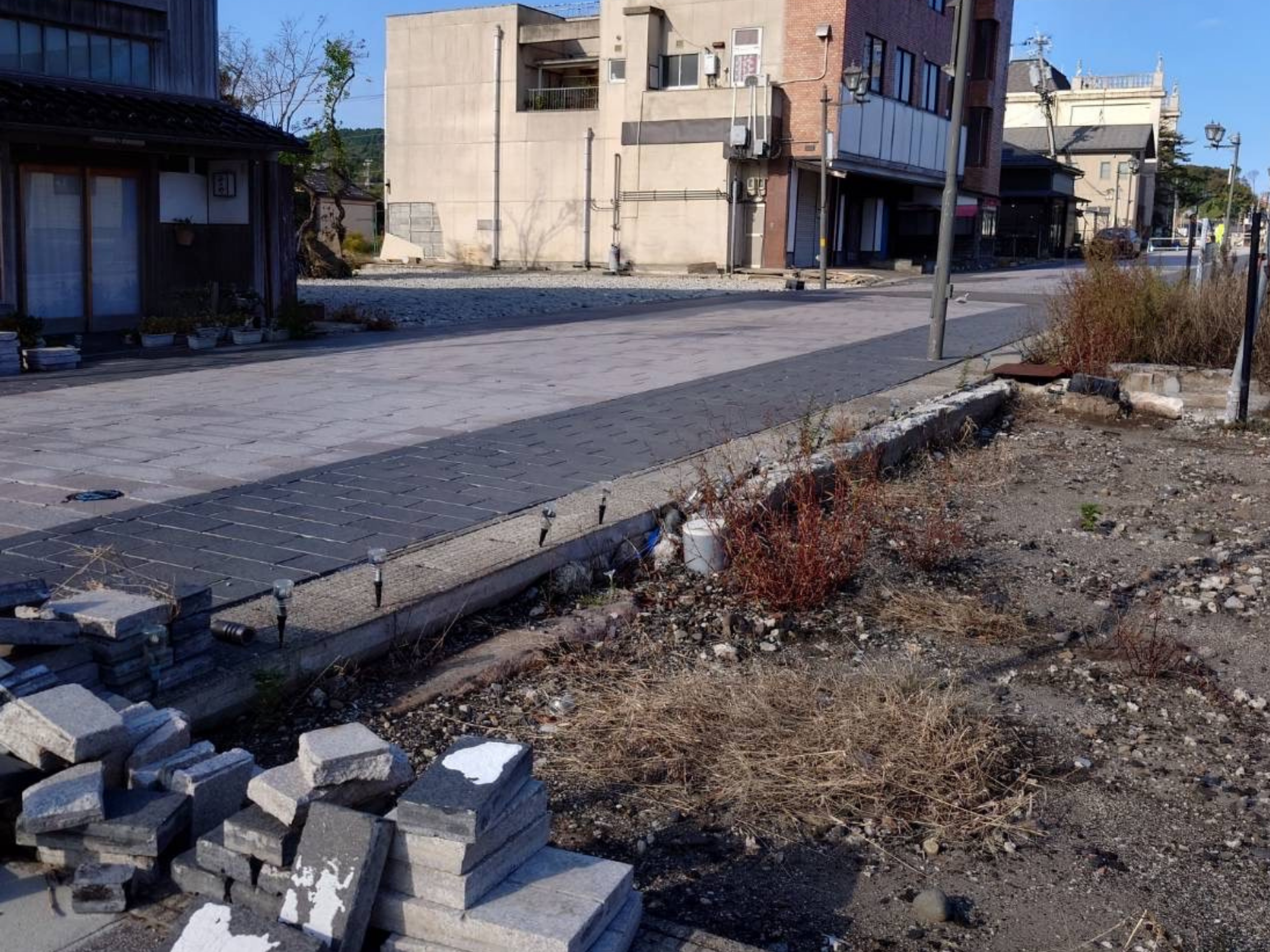輪島市の歩道にがれきが残っている様子