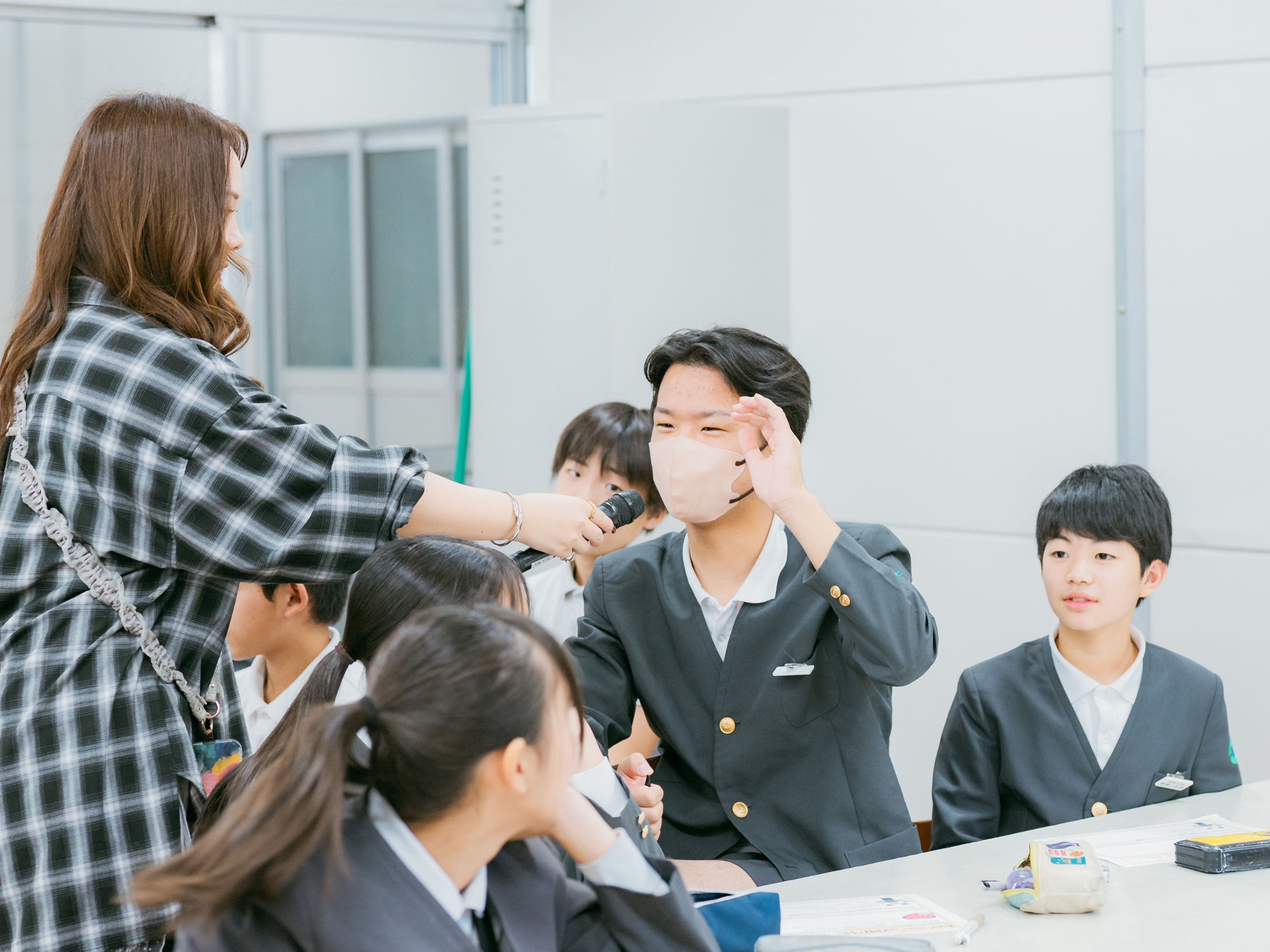 クラスメイトの強みを発表する児童の様子